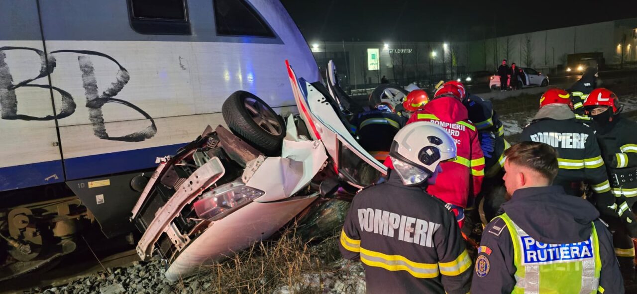 Accident feroviar grav lângă București. Un bărbat a rămas încarcerat după ce un autoturism a fost lovit de tren. Circulația feroviară este oprită