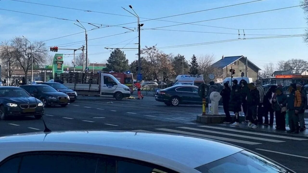 Accident mortal în Capitală: pieton lovit în plin de un camion, circulația a fost blocată