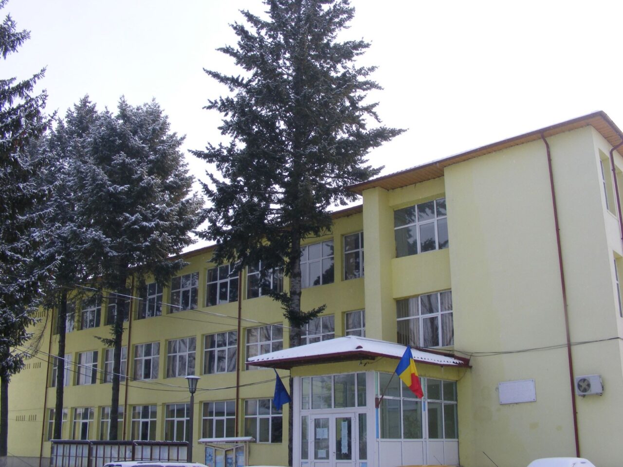 Agresiune într-un liceu din Dâmbovița: Un elev de 17 ani, lovit cu o bâtă de un individ