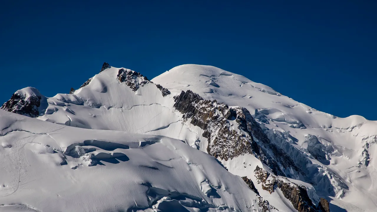 Mai multe avalanșe au ucis două persoane și au rănit alte câteva în nordul Italiei. Salvatorii se luptă cu furtunile puternice