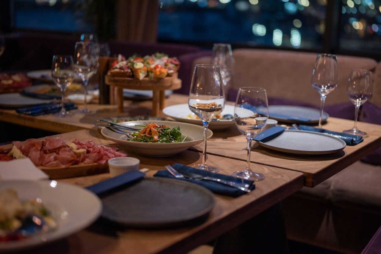 Avertisment: În 2026 se pot închide până la un sfert dintre restaurantele din România, din cauza măsurilor fiscale luate de Guvernul Ilie Bolojan