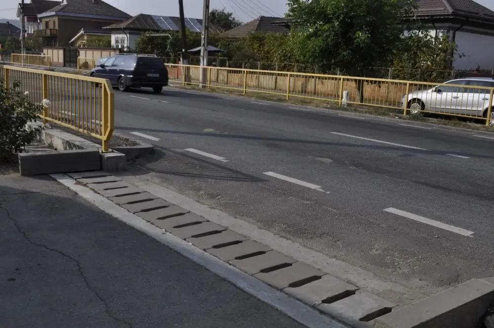 (P)Angajaţii de la Infrastructură 5 au salvat un cetăţean căzut într-un canivou