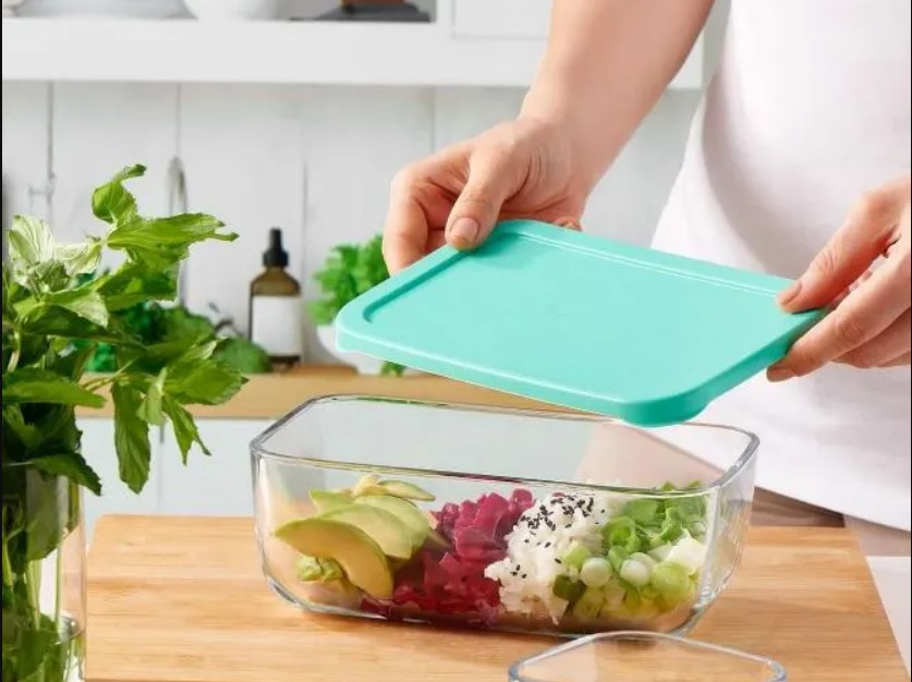 Românii care păstrează mâncarea în astfel de vase folosesc greșit cuvântul. Cum este corect „caserolă” sau „casoletă”?