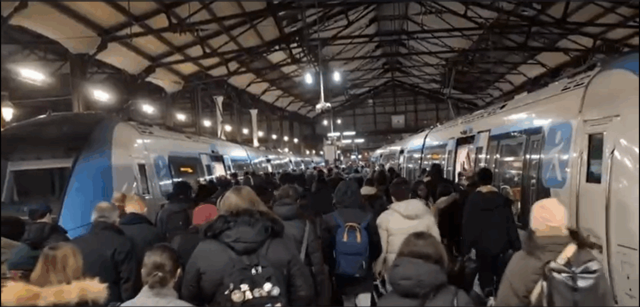 Situație haotică pe șoseaua de centură a Parisului și pe drumurile din Île-de-France din cauza ninsorilor. Cozile sunt de sute de kilometri.