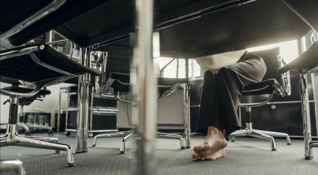 Ce politică neobișnuită adoptă tot mai multe companii. Angajații preferă să lucreze desculți