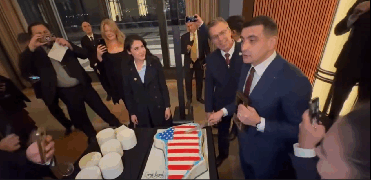 George Simion a tăiat un tort în forma Groenlandei cu drapelul SUA, la Washington: „Actuala coaliție nu are acces la Guvernul SUA”