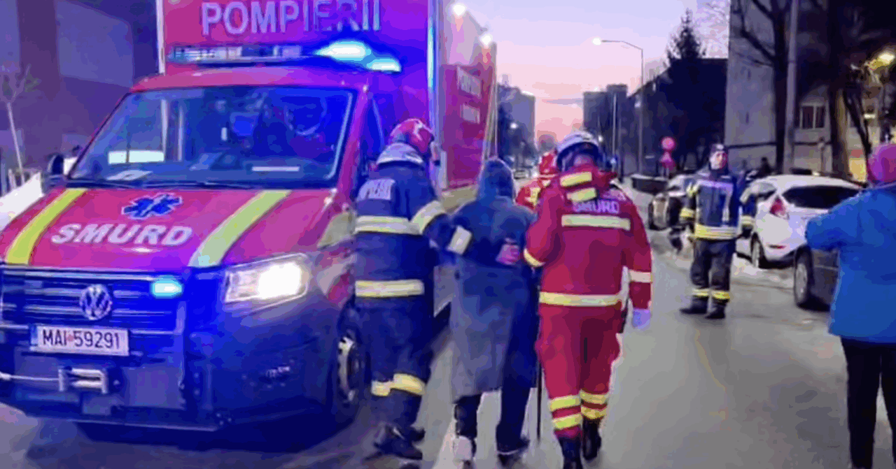 Imagini de la explozia unui apartament dintr-un bloc din Alba Iulia: doi răniți, din care unul grav care va fi transferat în străinătate. 22 de locatari au fost evacuați