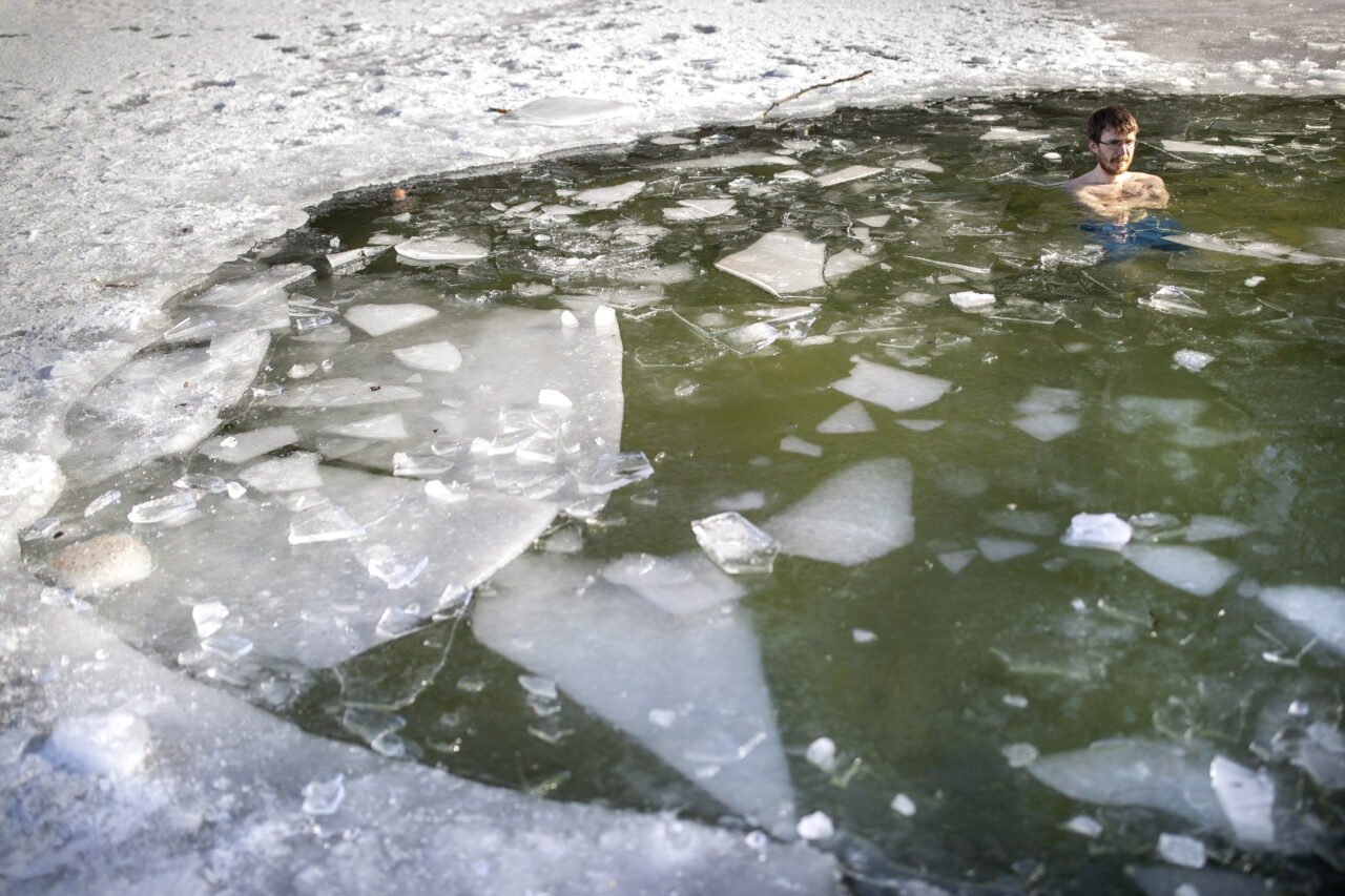 Ce spun specialiștii despre băile în ape înghețate. Practica a devenit tot mai populară printre oameni