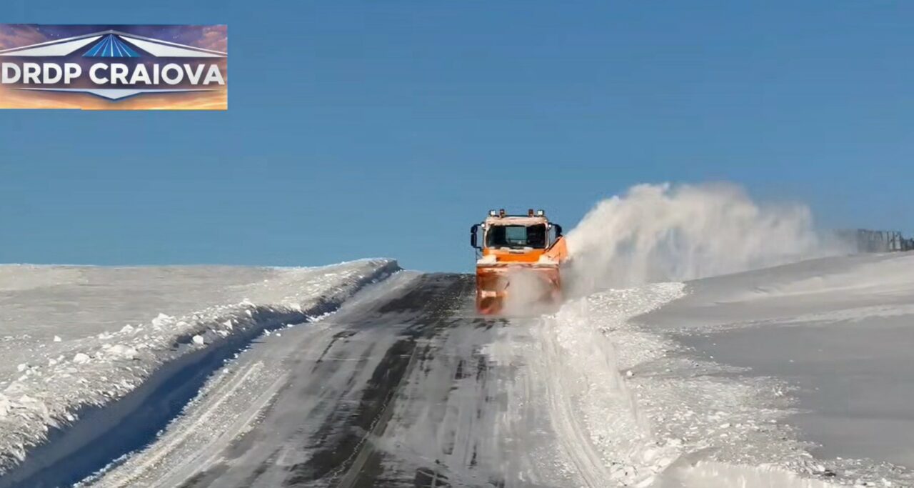 Angajaţii DRDP Craiova, impresionaţi de peisajele de iarnă de pe drumurile pe care trebuie să le deszăpezească: „Suntem puţin invidioşi pe ei”