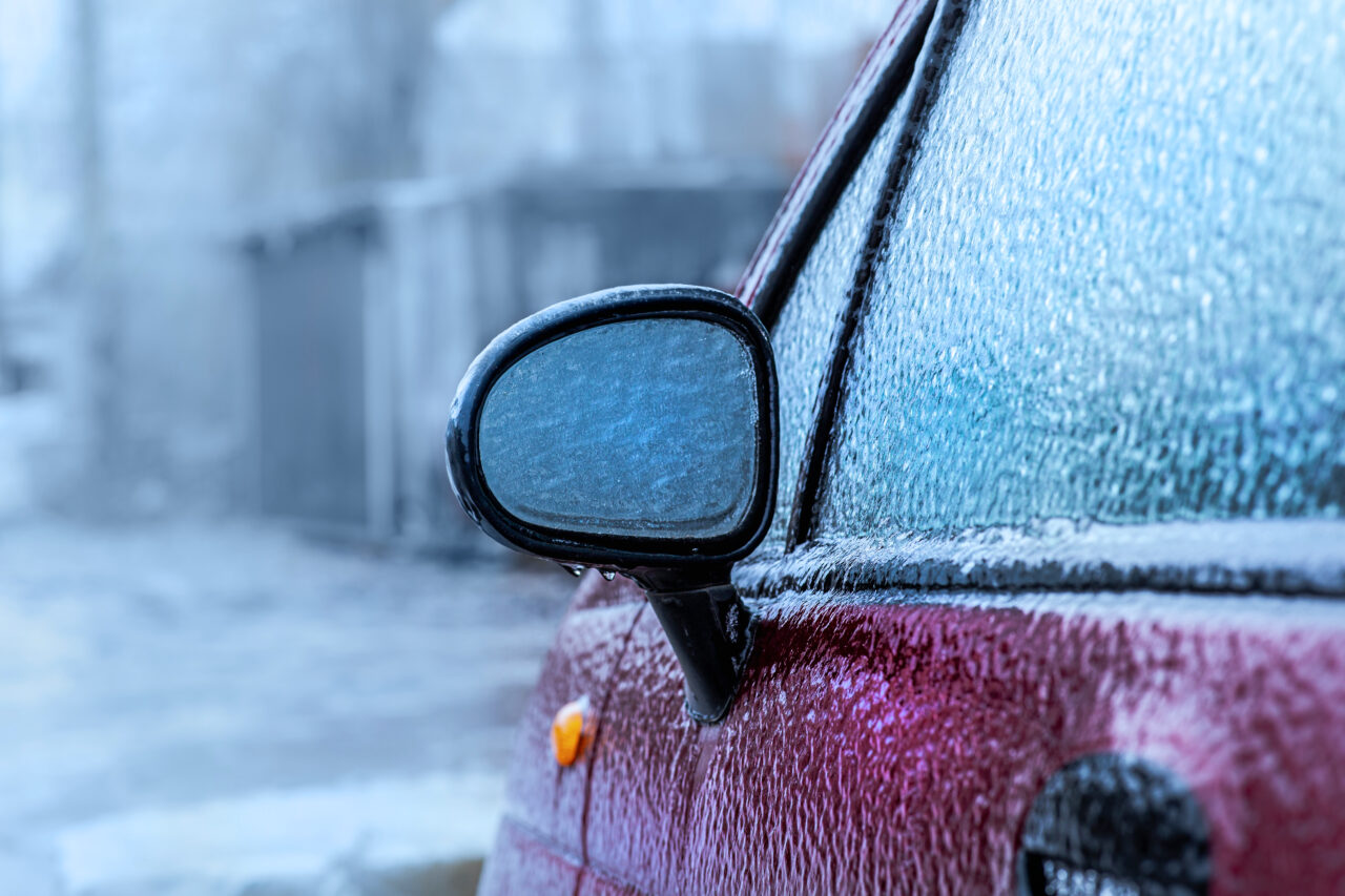 Cum să scapi de gheața formată pe oglinzile mașinii. Care este cea mai simplă şi ieftină metodă