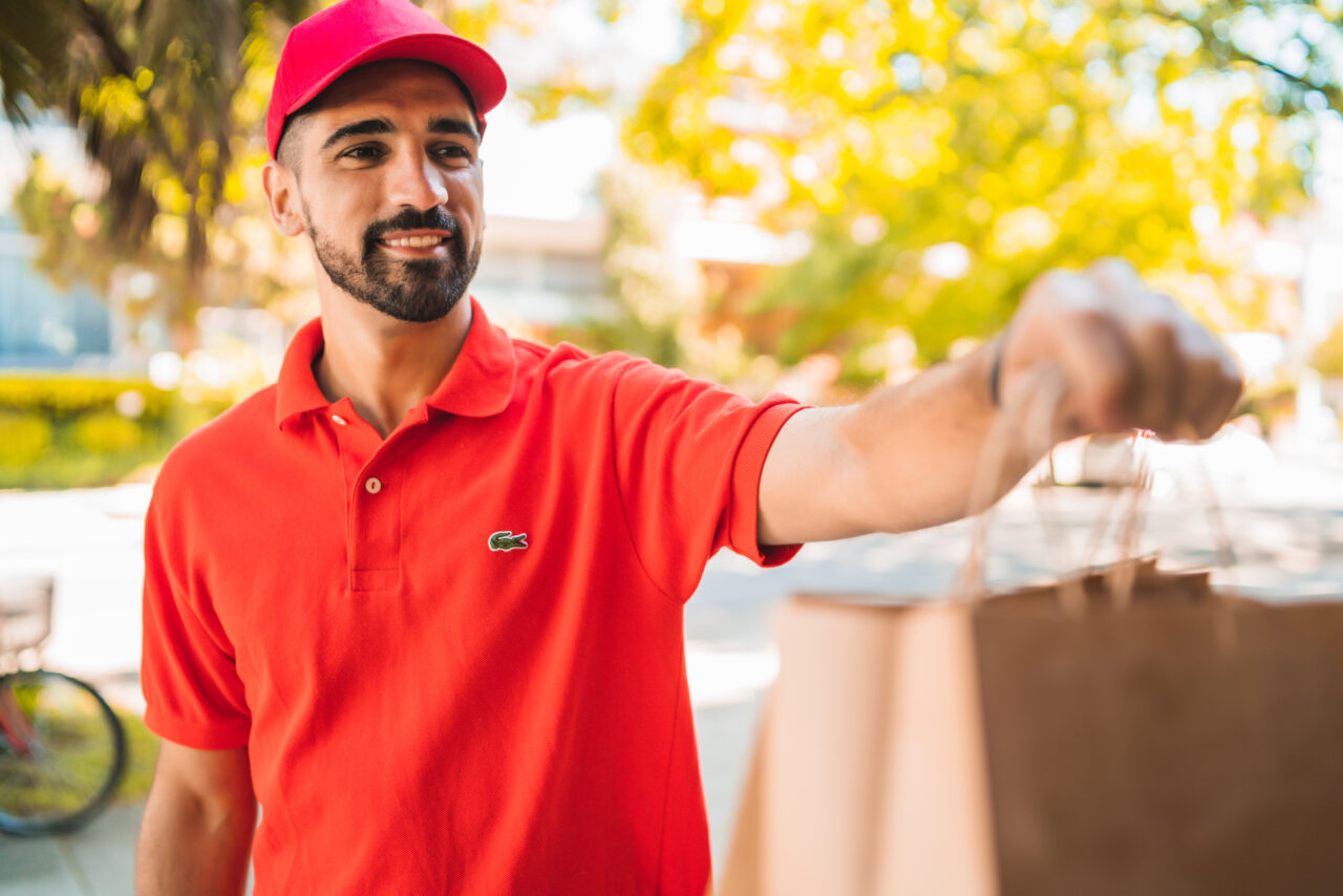 De ce refuză românii să mai dea bacșiș livratorilor: „I-am dat o stea”