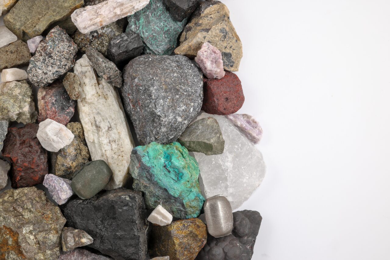 Descoperire geologică rară. Un nou mineral a fost recunoscut de comunitatea științifică internațională