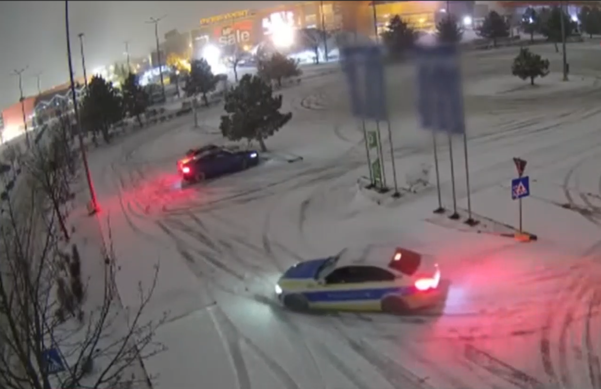 Zeci de șoferi au rămas fără permisul de conducere, după ce au făcut drifturi pe drumurile înghețate din parcările unor mall-uri