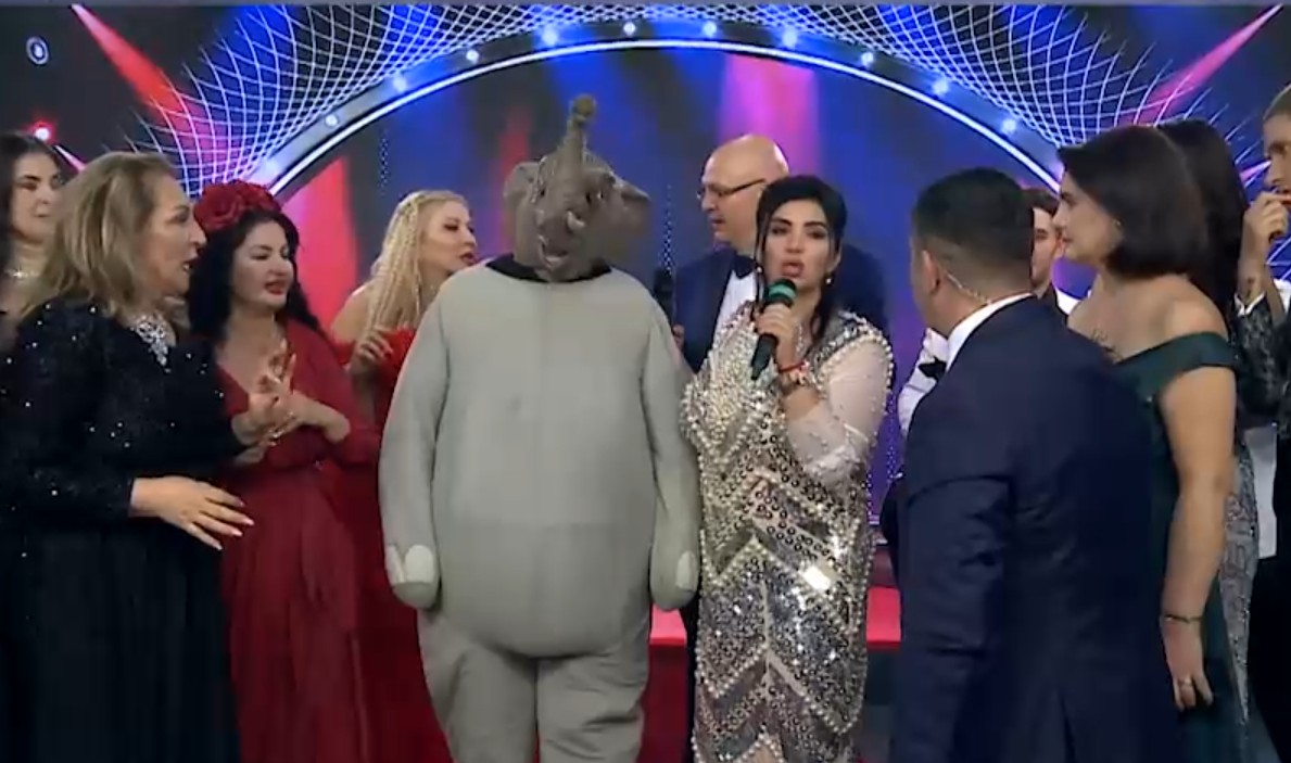 De Revelion, Piedone a derutat cântarul. Nimeni nu l-a recunoscut deghizat în elefant