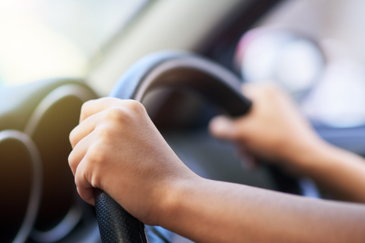 Un copil de 12 ani a fost prins la volan de polițiști după ce a furat o mașină și a condus-o din Sibiu până în Hunedoara