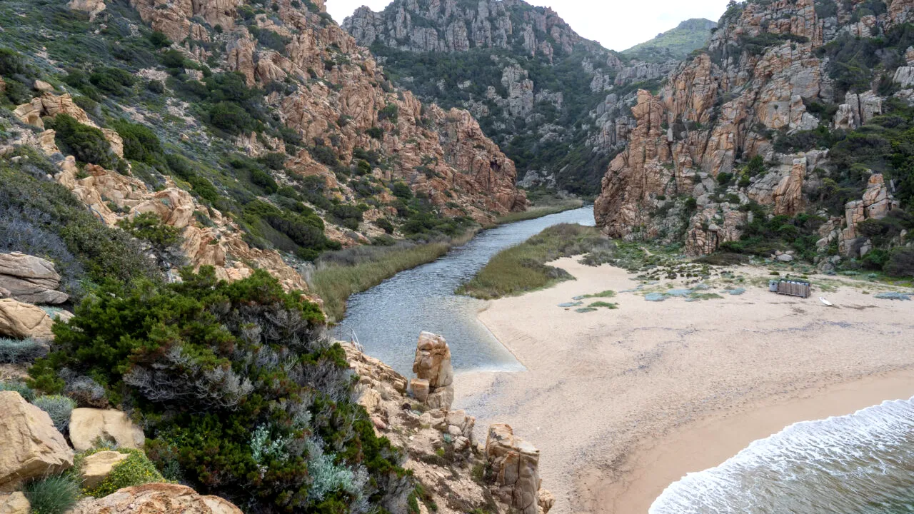 Trei locuri de muncă, disponibile pe o insulă cu doar trei locuitori. Oferta include un salariu atractiv și cazare gratuită