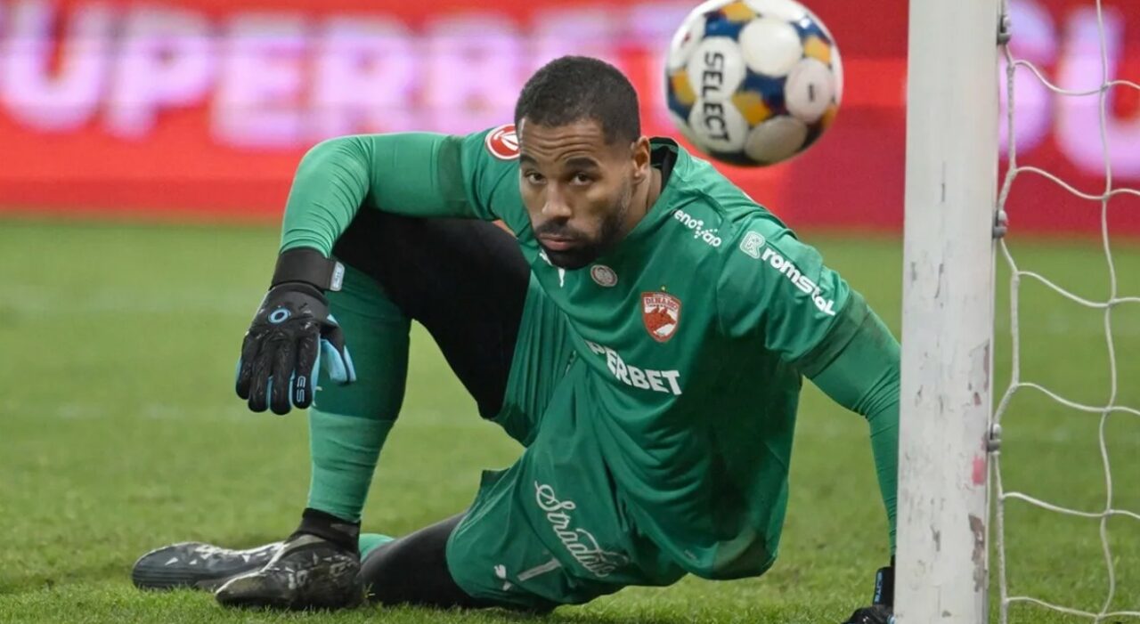 Dinamo RATEAZĂ primul loc în Superliga din cauza unei gafe a portarului Epassy: „Nu este prima mea greşeală, dar sper să nu mai fac”