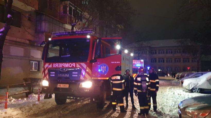 Explozie urmată de incendiu într-un bloc din Zalău. A fost activat Planul Roșu. Zece persoane au fost evacuate, una este intubată