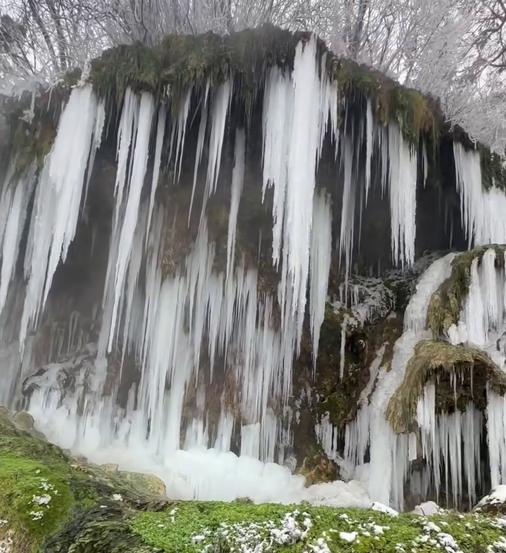 Fenomen spectaculos în județul Harghita. Cum arată Cascada Toplița înghețată complet