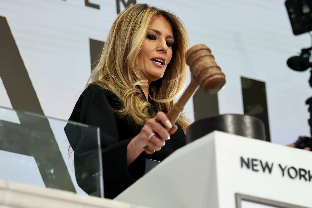 Melania Trump, prezență spectaculoasă pe Wall Street. Prima Doamnă a sunat clopotul la Bursa de Valori din New York pentru a-și promova documentarul