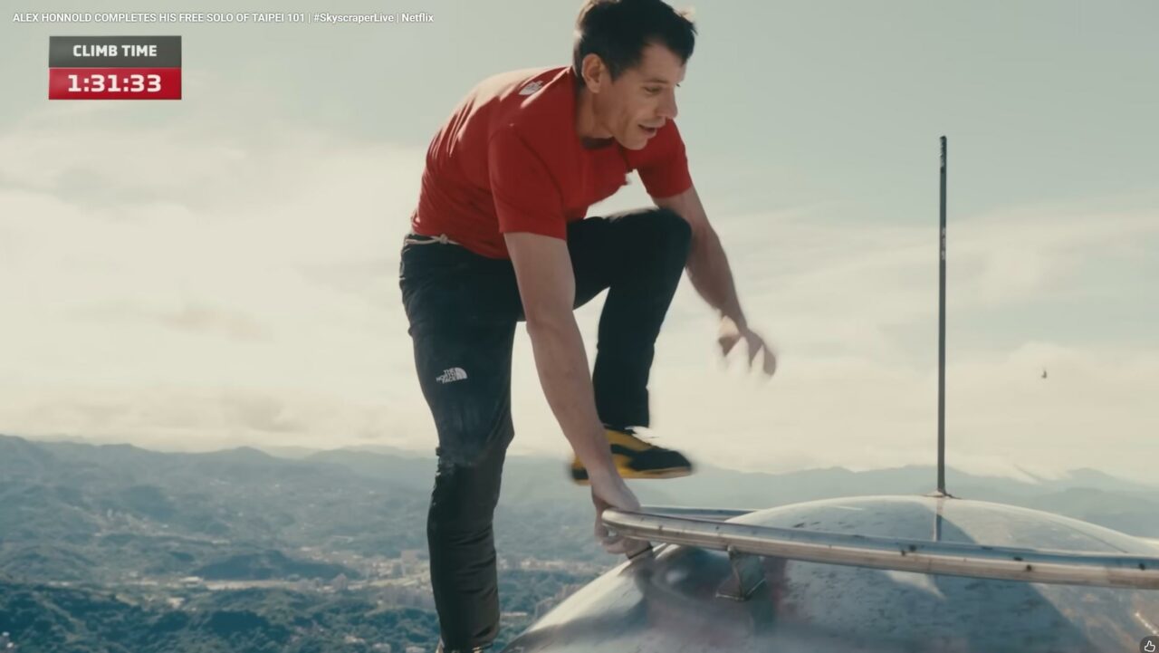 Alex Honnold a escaladat clădirea Taipei 101 fără corzi și echipament de siguranță. Evenimentul, transmis în direct de Netflix