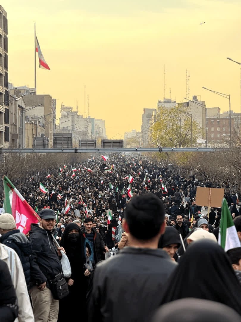 Iranul este „pregătit” pentru război, dar este deschis discuțiilor cu SUA. Zeci de mii de manifestanți pro-regim, în stradă