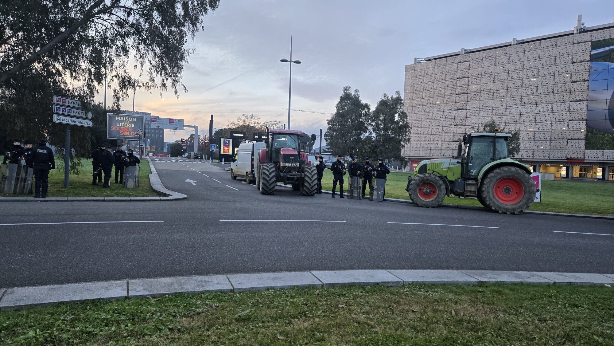 Fermierii continuă să provoace haos pe autostrăzile din Franța. Zeci de km de blocaje. Tractoarele s-au adunat în fața aeroportului Toulouse-Blagnac