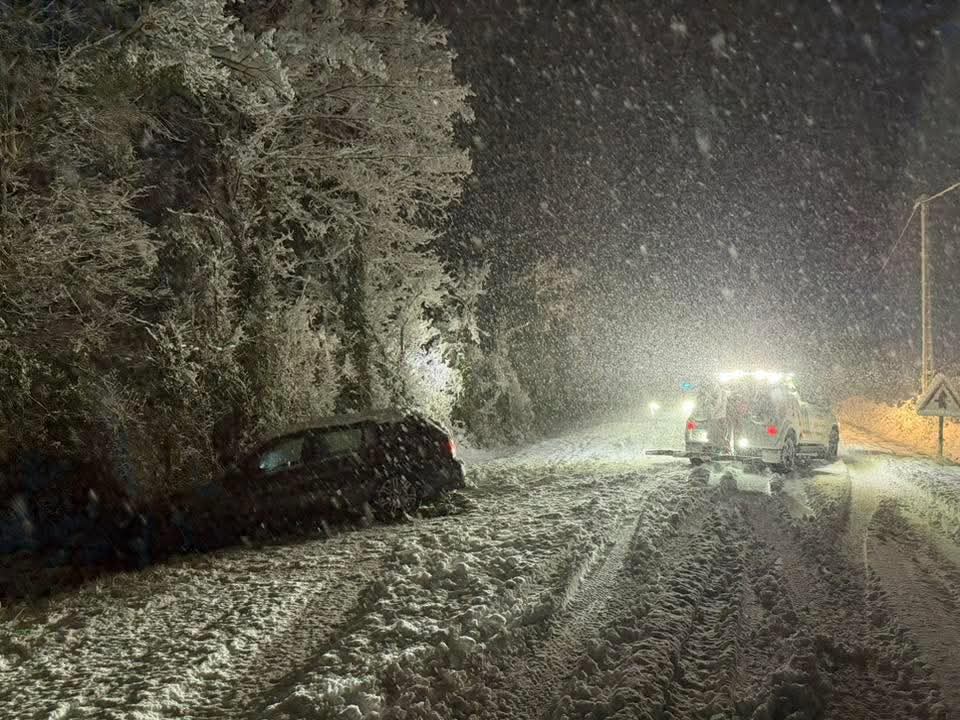 Cel puțin cinci persoane au murit în Franța din cauza zăpezilor. Zboruri anulate și întârzieri pe aeroporturile pariziene. 26 regiuni sub avertizare
