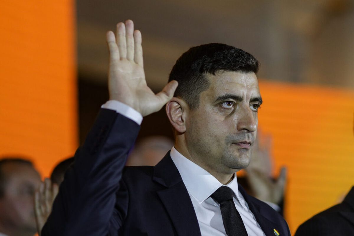 Petiție pentru ca George Simion să fie acuzat de trădare națională, după ce a tăiat tortul în forma Groenlandei cu steagul SUA