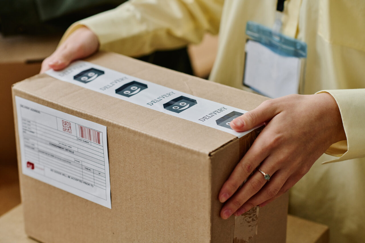 Un nou tip de înșelătorie prin colete face victime. Ce este „brushingul” și cum te ferești