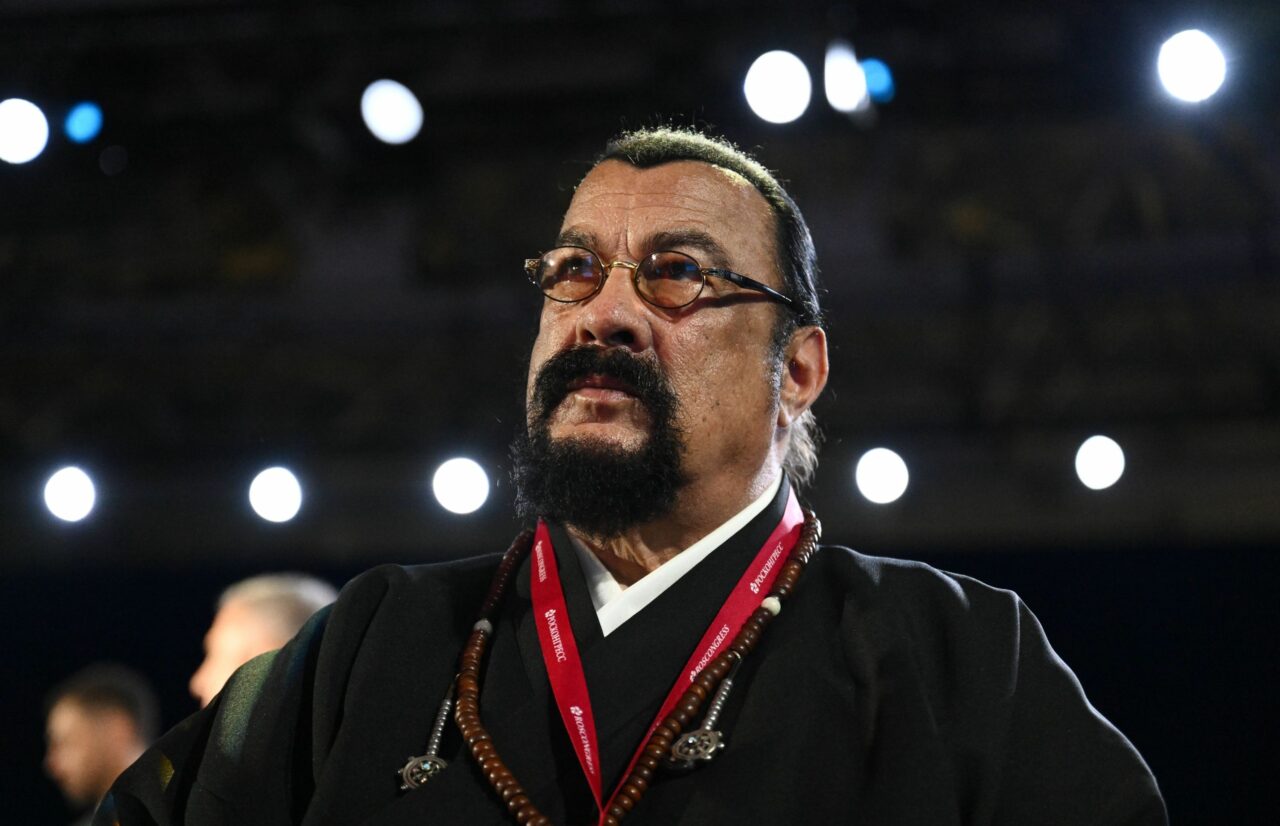 Steven Seagal, susținătorul lui Putin, își vinde conacul fabulos din Rusia. Cât costă și cum arată