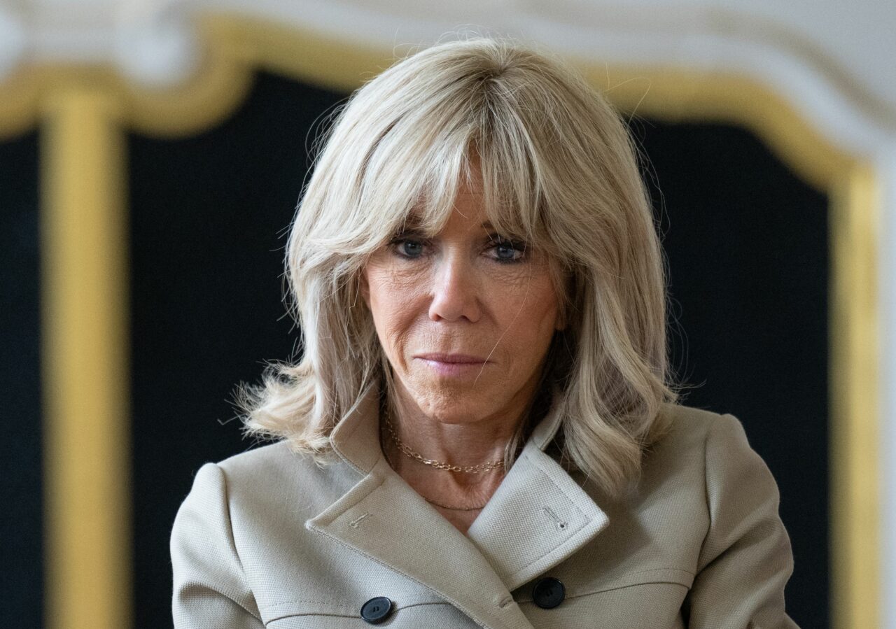 Zece persoane, găsite vinovate de hărțuire cibernetică împotriva primei doamne a Franței, Brigitte Macron, după acuzații că ar fi transsexuală
