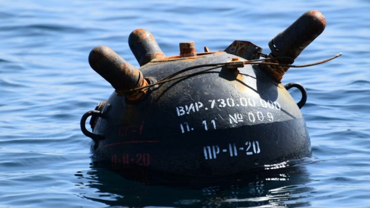 O mină marină a fost descoperită pe plaja Midia din Constanța. Scafandri acționează pentru a o neutraliza