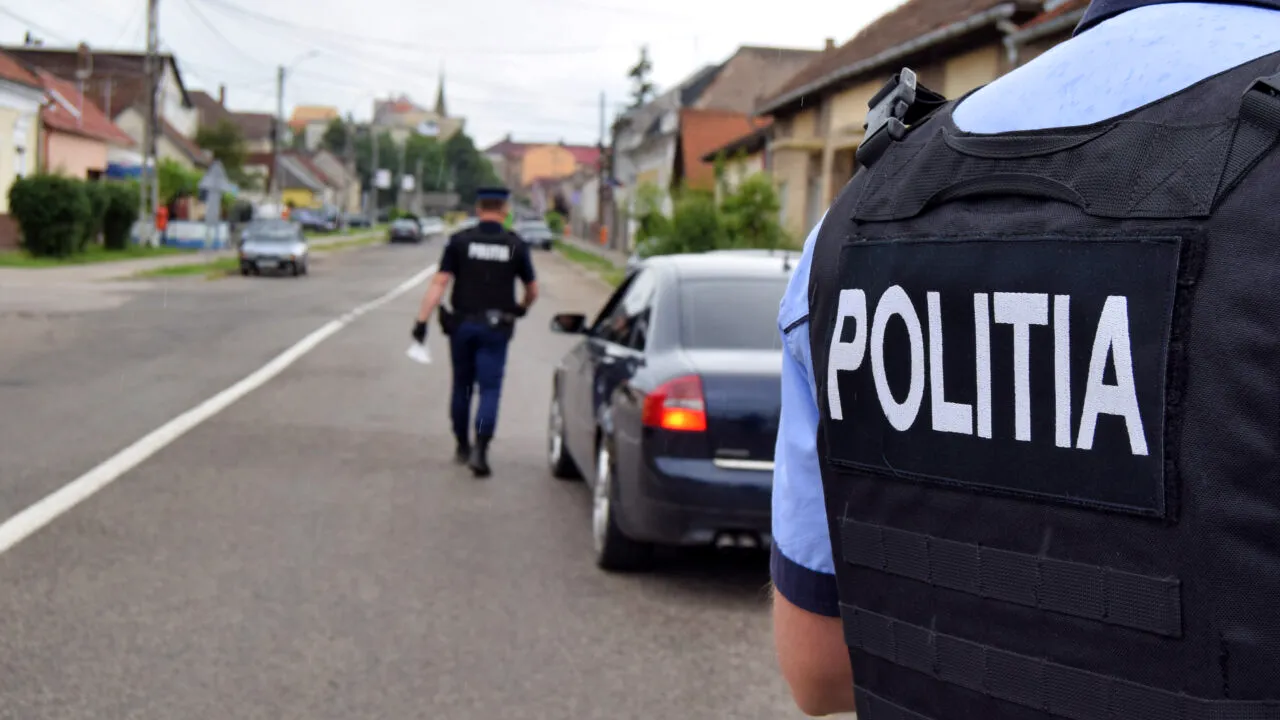 Un bărbat a mușcat trei agenți de poliție care s-au deplasat la locuința sa în urma unui apel 112