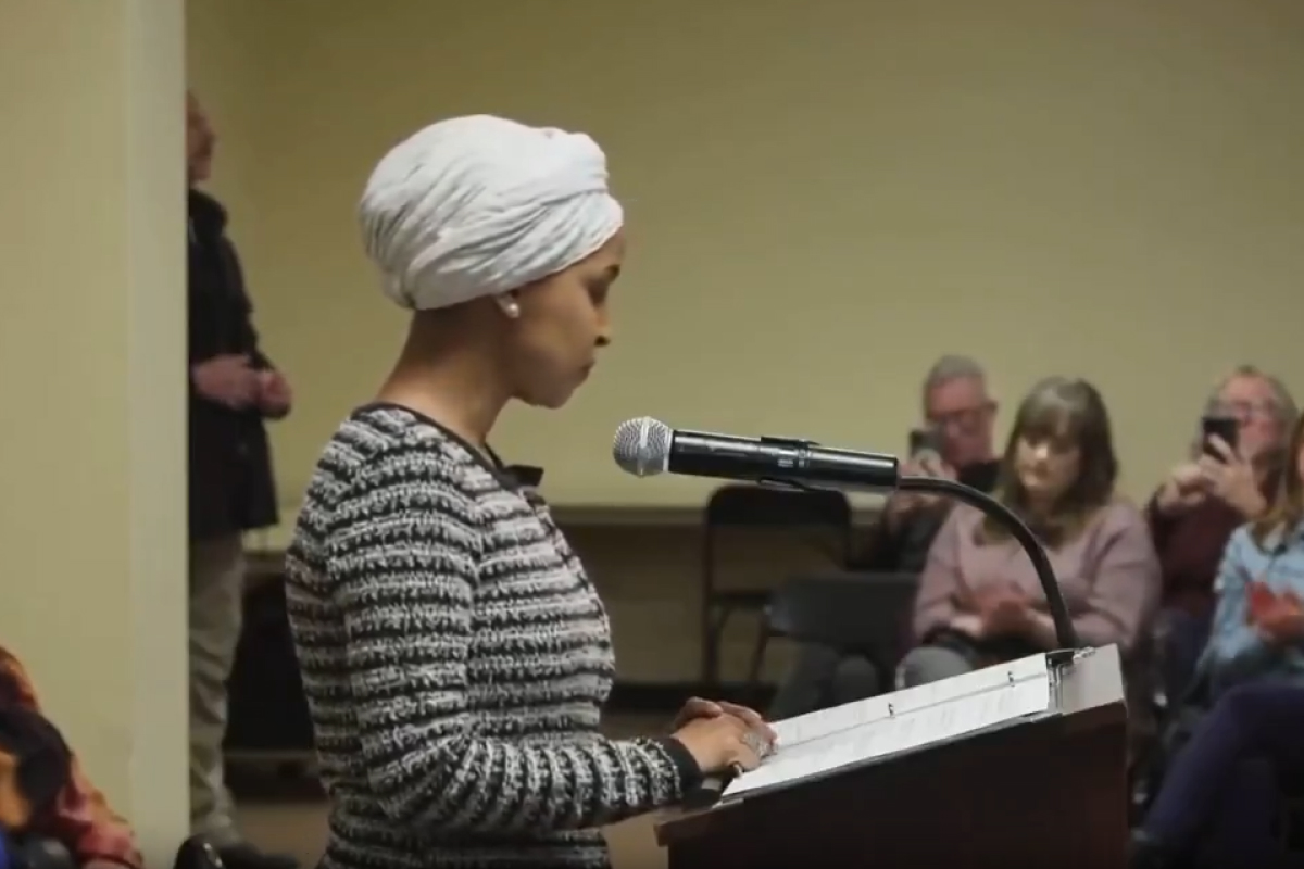 Congresmana democrată Ilhan Omar, ținta unui atac cu lichid necunoscut în timpul unui discurs anti-ICE în Minneapolis