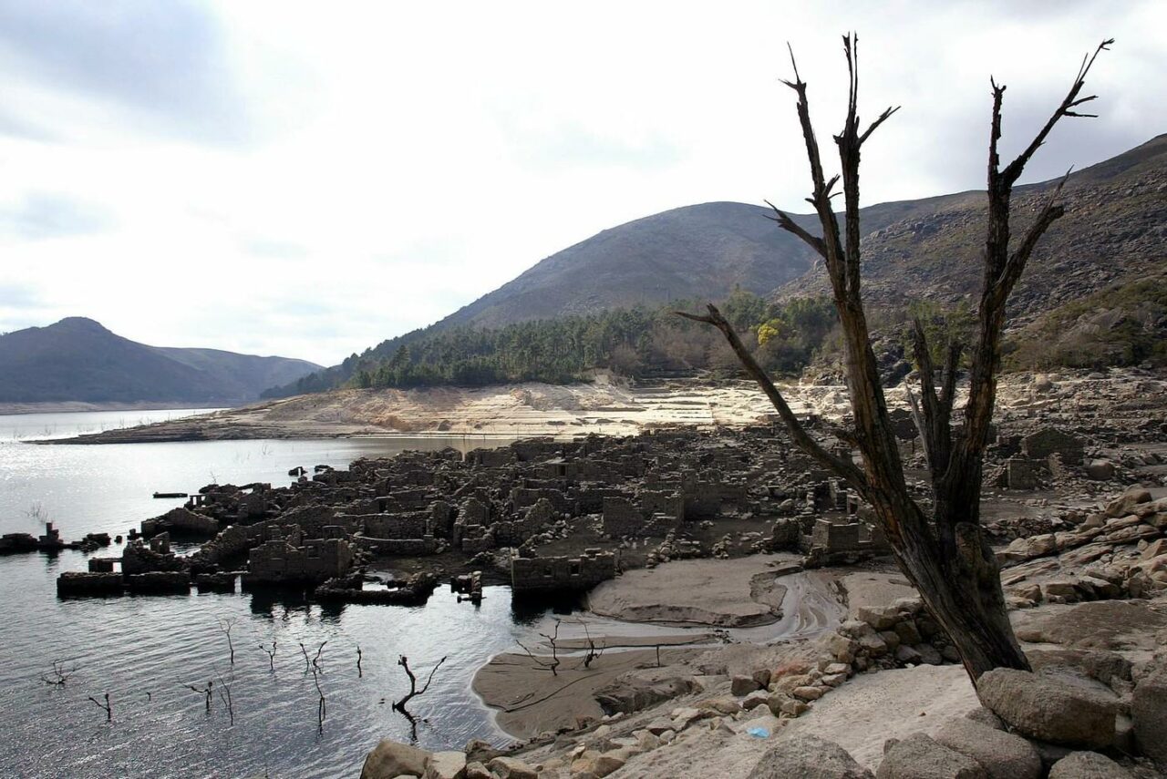 Satul dispărut care apare numai o dată pe an. Localnicii încă mai aud pași noaptea