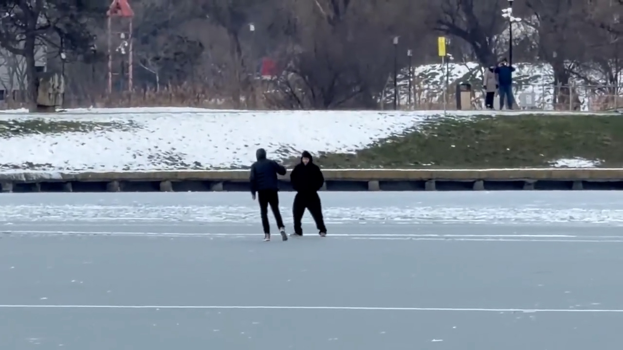 Risc major la Constanța: tineri surprinși că se plimbă periculos pe gheața lacului, în ciuda avertismentelor