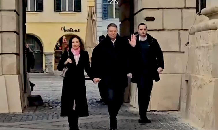 După un an de absenţă, din viaţa publică, fostul preşedinte, Klaus Iohannis, şi a făcut apariţia la slujba de Florii din Sibiu. Ce mesaj a transmis
