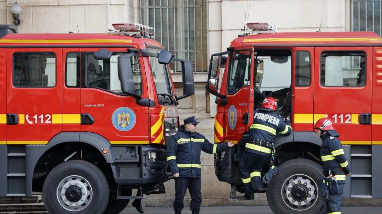 Incendiu la Ministerul Finanțelor. Au ars deșeuri într-un canal, iar fumul a fost observat în zona acoperișului