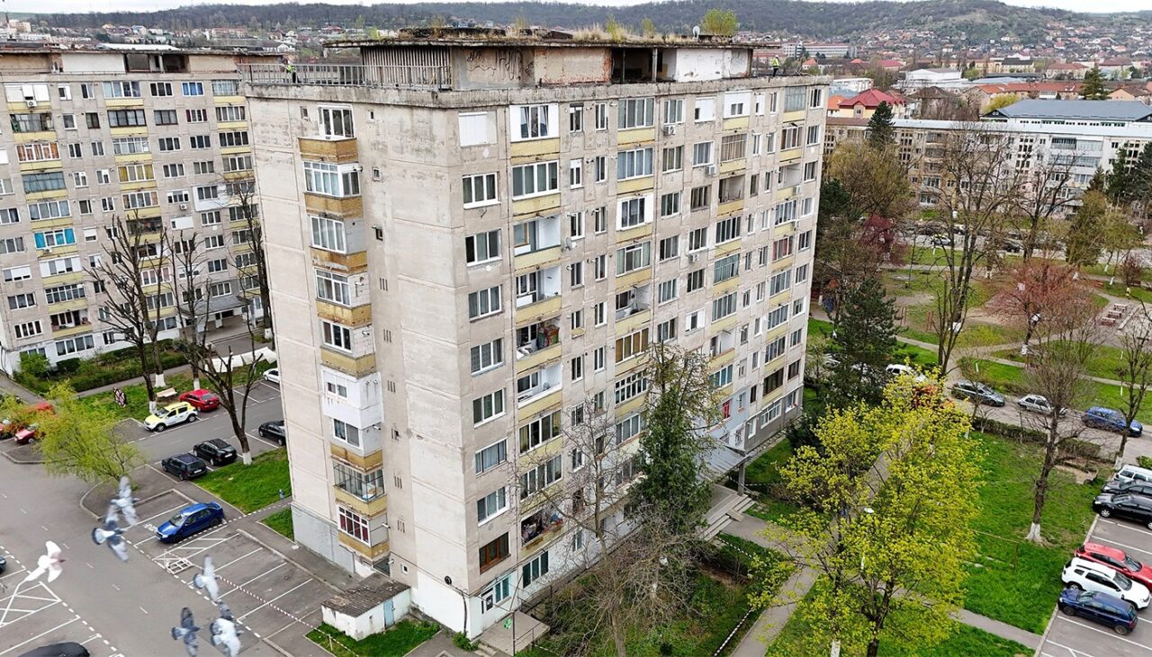 Orașul mare din România în care o garsonieră se vinde cu doar 3.400 euro, acum, în 2026