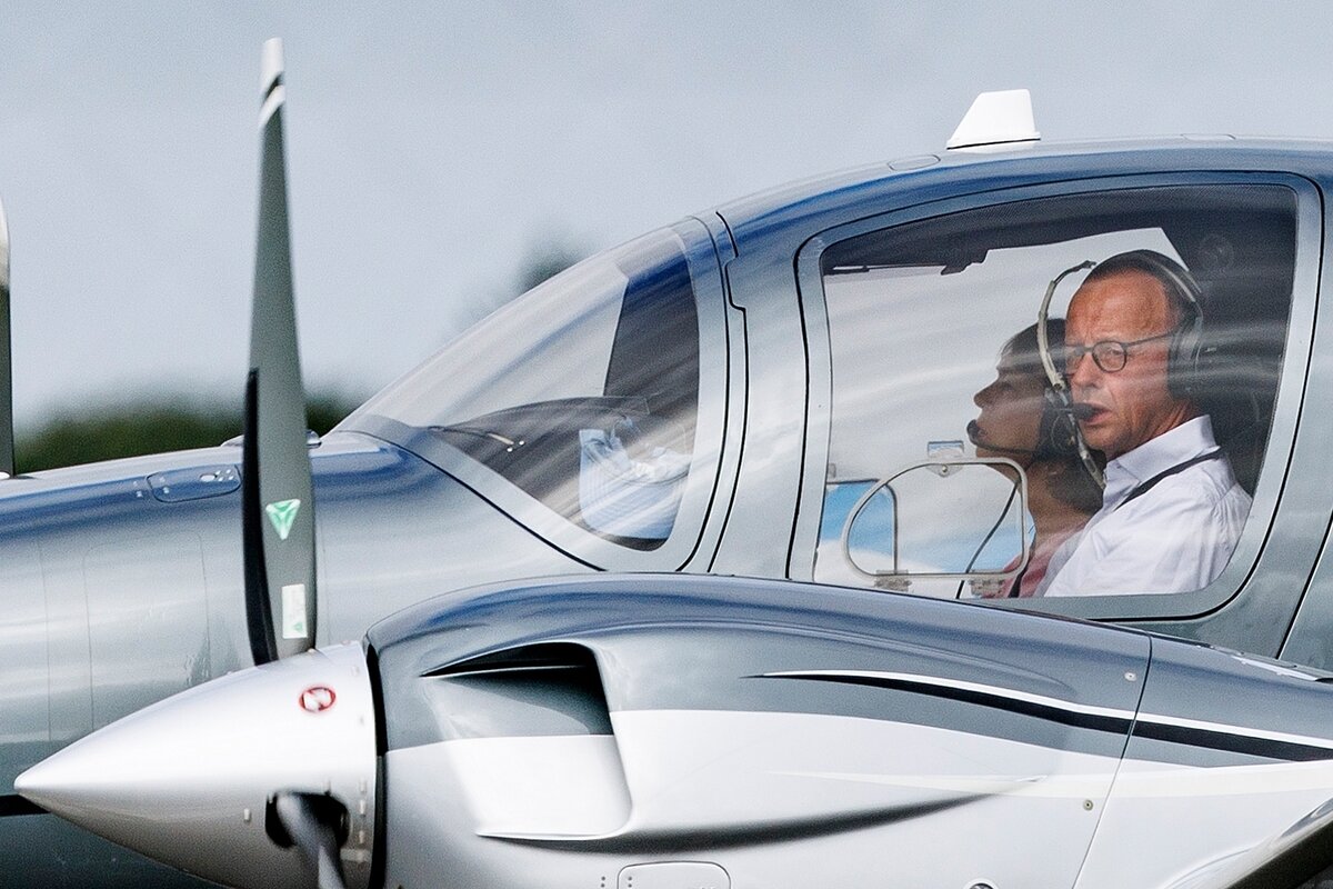 Trei personae au atentat la avionul privat al cancelarului Germaniei. Principalii suspecți sunt din același oraș cu Friedrich Merz