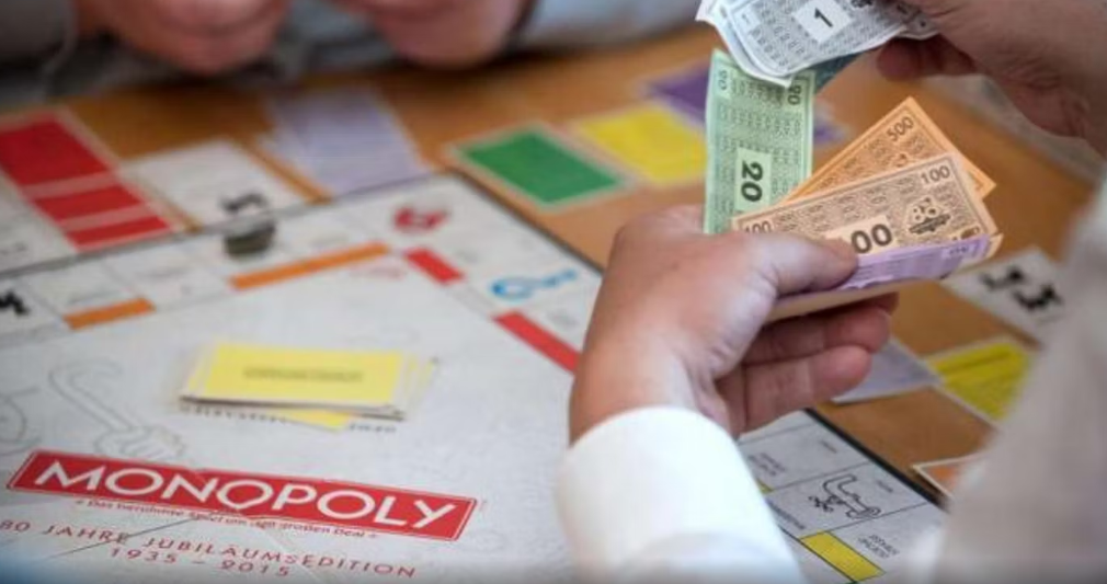 Fenta Maradona, 2026. Un afacerist japonez iscusit a vândut patru ceasuri de lux pe un rucsac cu hârtiuțe Monopoly