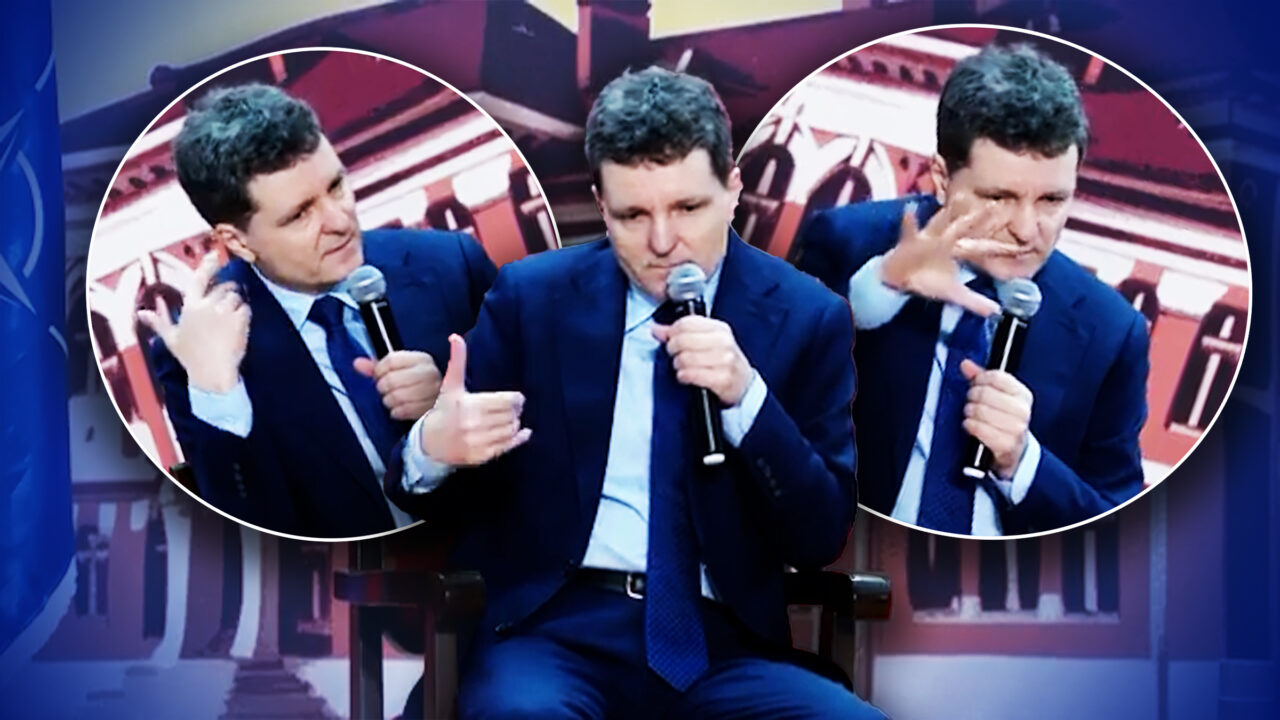 Nicușor Dan, moment de reflecție profundă la un liceu din Focșani. Gesticulații excesive, pauze lungi și priviri fixe