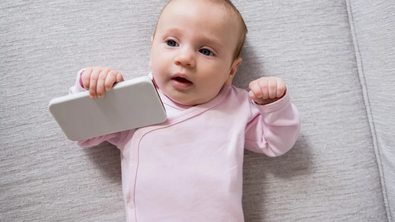 Cercetătorii din Singapore arată cum ecranele dăunează creierului bebelușilor