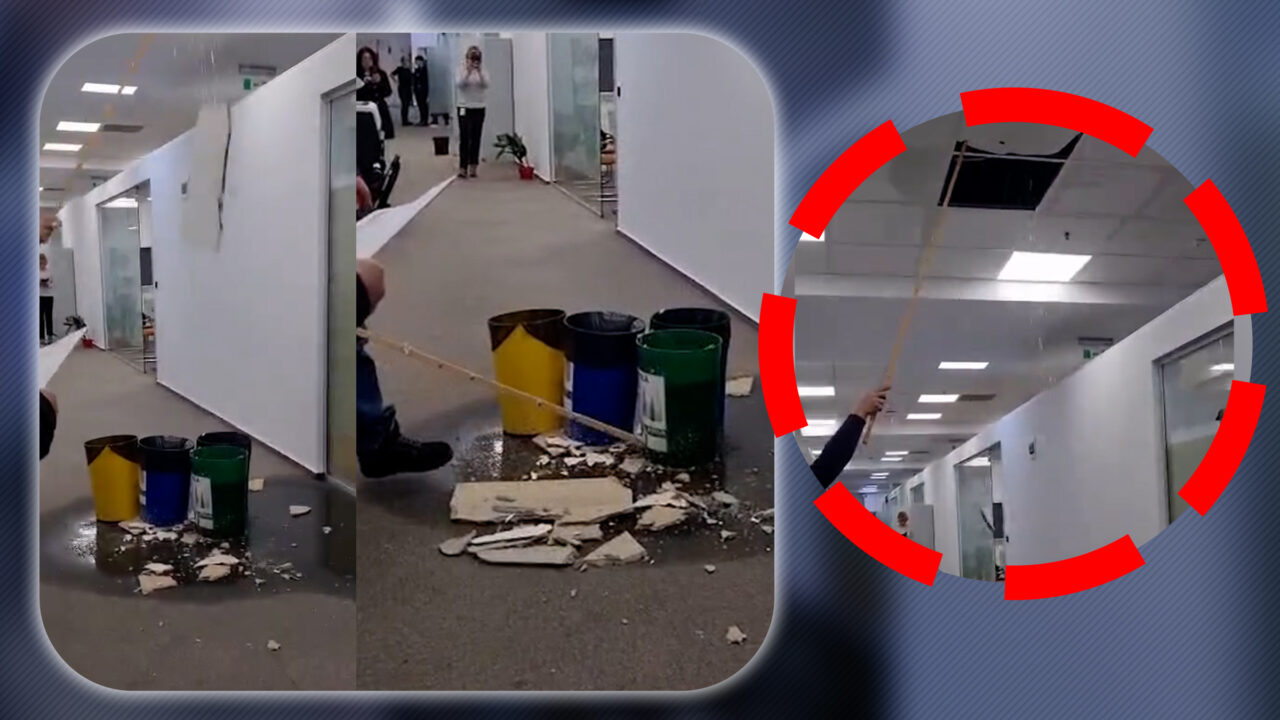 Plouă cu găleata în Primăria Sectorului 1. Imagini cu angajații care nu fac față șuvoiului de apă. Cad bucăți din tavan