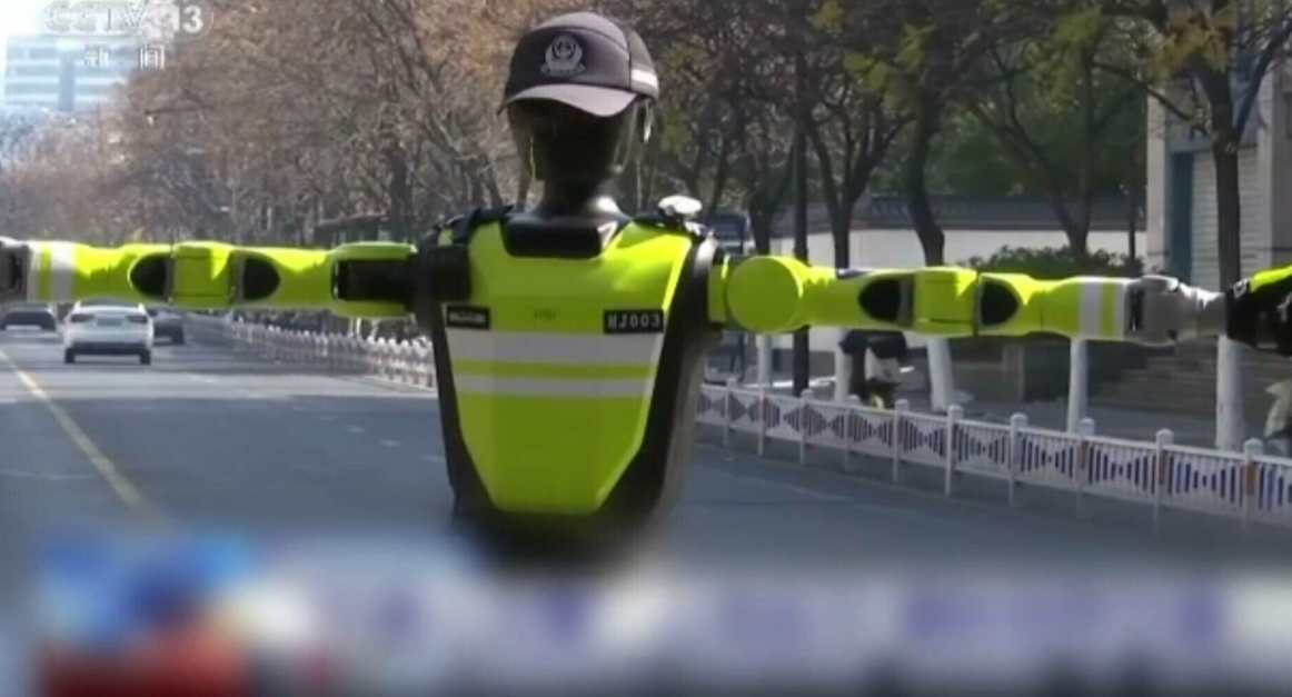 Robotul din intersecție. China produce primul agent de circulație inteligent. Știe să și fluiere!