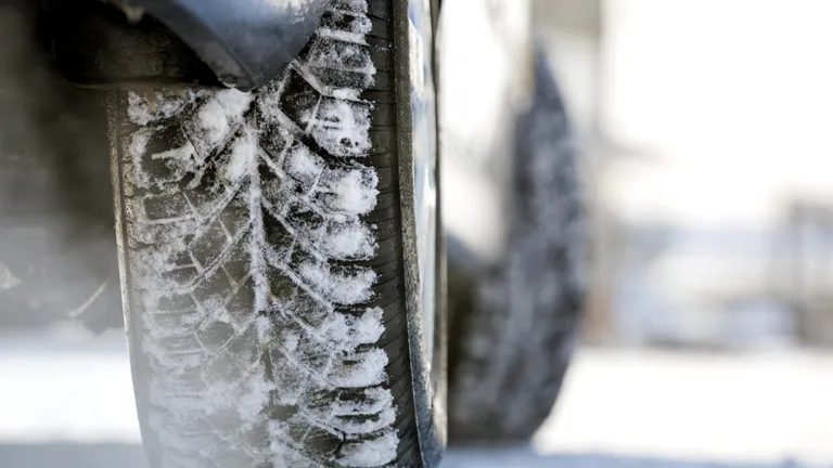 O șoferiţă din Alba Iulia a fost amendată cu 1.800 de lei, după ce a fost prinsă că circula cu un autoturism echipat cu anvelope de vară