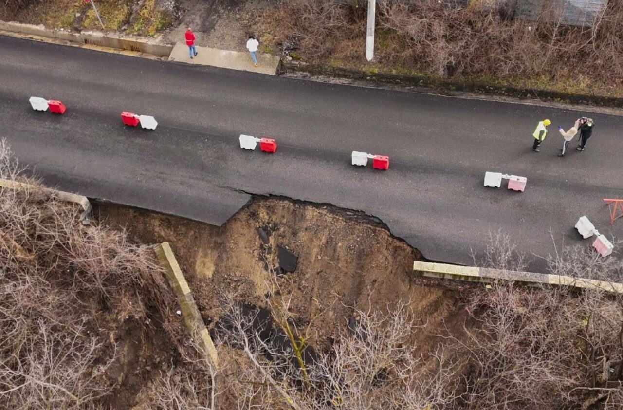 Drumul dintre Câmpina și Cornu s-a surpat. Care sunt traseele alternative