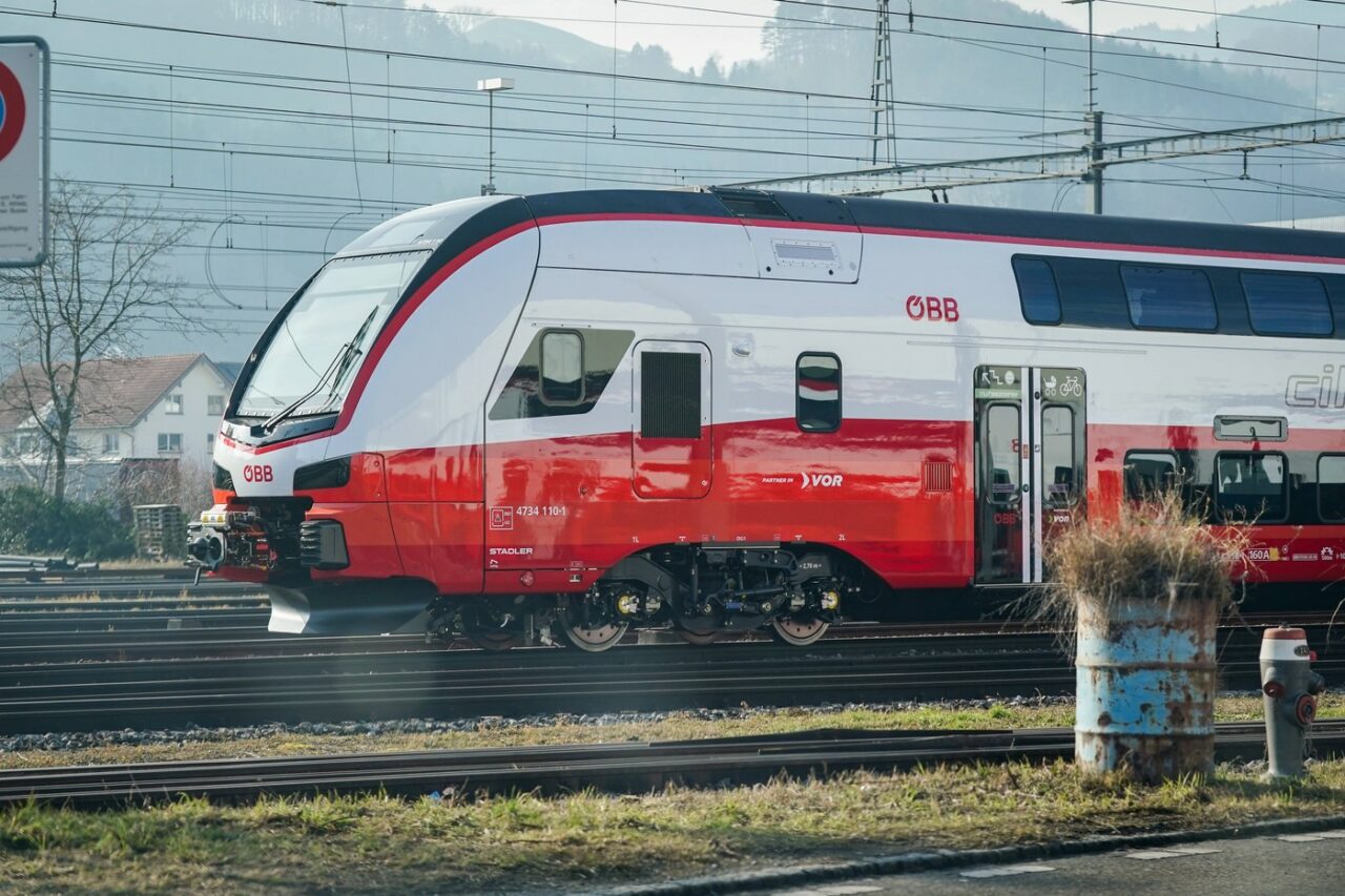 Un român a încercat să fure un tren dintr-o gară din Austria, dar nu a reușit să pornească locomotiva. Ce a făcut bărbatul, după ce a fost prins