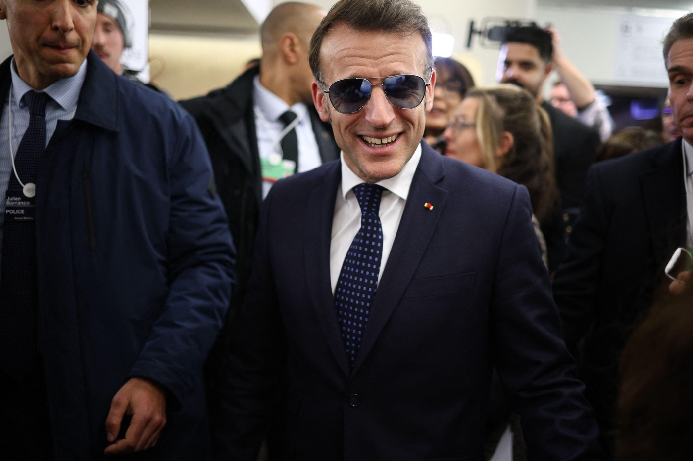 Saga ochelarilor lui Macron continuă. Președintele francez a purtat ochelari de soare în timp ce a susținut un discurs la Davos